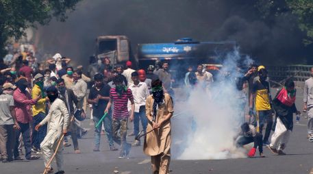 Los disturbios causaron al menos ocho muertos y cientos de heridos, además de más de mil 600 arrestados. AP/K. Chaudary