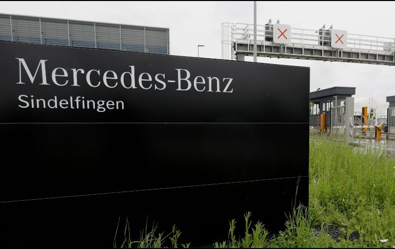 Mueren dos empleados tras tiroteo en planta alemana de Mercedes-Benz. EFE/R. WITTEK