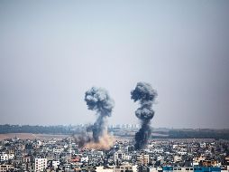 Dos columnas de humo ascienden desde la ciudad de Gaza después de un ataque de las fuerzas israelíes. EFE/H. Imad
