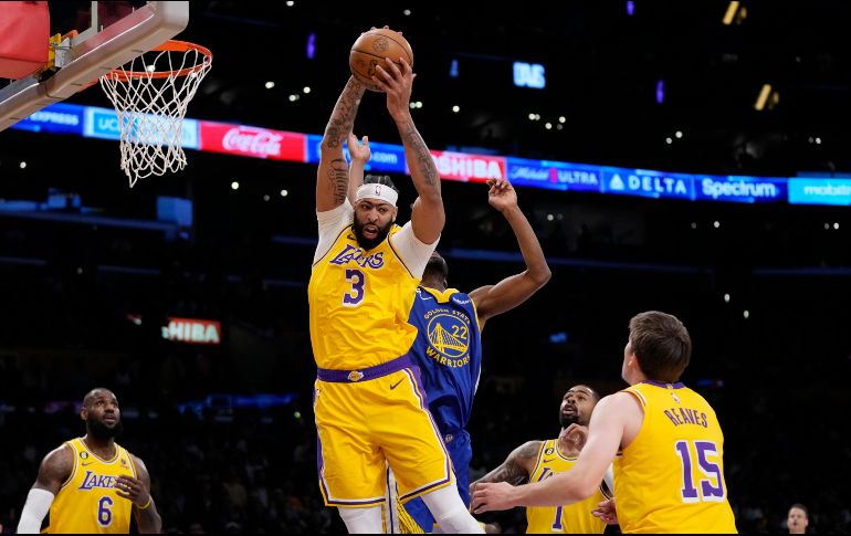 James, Davis (foto) y los Lakers son el primer equipo desde 2014 que elimina a los Warriors de Curry en los playoffs antes de las finales de la NBA. AP/A. Landis