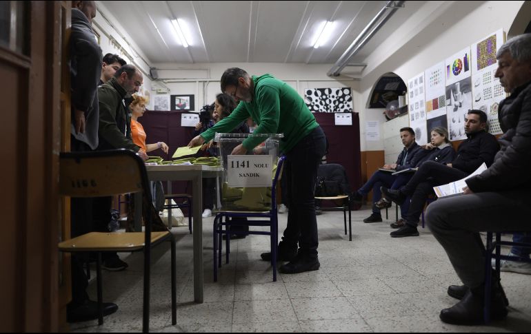 Las urnas se cerraron a última hora de la tarde, tras nueve horas de votación. EFE/E. Sahin