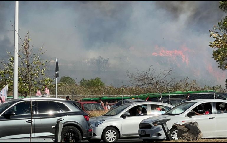 El fuego y el humo se puede ver en las inmediaciones del estadio Akron previo al Clásico Tapatío. EL INFORMADOR/ ARTURO NAVARRO