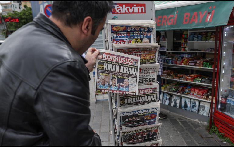 Un hombre mira los titulares de primera plana de un periódico el día después de las elecciones generales en Estambul, Turquía. EFE/E. Sahin