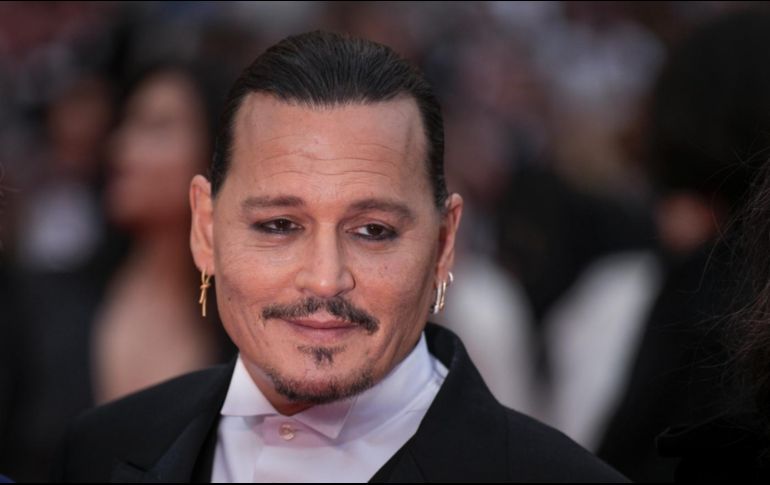 Antes de dirigirse hacia la alfombra roja de Cannes, Johnny Depp le dedicó tiempo a tomarse fotos con sus fans y firmar autógrafos. AP / Daniel Cole