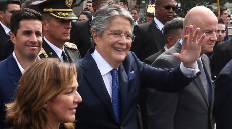 El presidente de Ecuador, Guillermo Lasso, sale tras intervenir en el juicio político de censura en su contra en la sede de la Asamblea Nacional, en Quito. EFE/J. Jácome