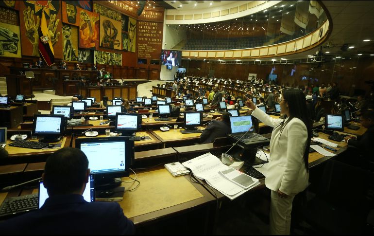 La asambleísta Viviana Veloz interviene en el juicio político de censura contra el presidente de Ecuador, Guillermo Lasso, en la sede de la Asamblea Nacional, en Quito. EFE/J. Jácome