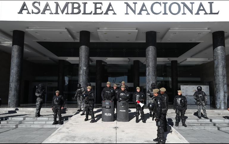 Policías vigilan los exteriores de la sede de la Asamblea Nacional (Parlamento) en Quito, Ecuador. EFE / J. Jácome