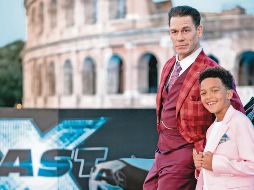 John Cena posa junto al actor infantil Leo Abelo Perry, quien da vida a “Little B”. CORTESÍA