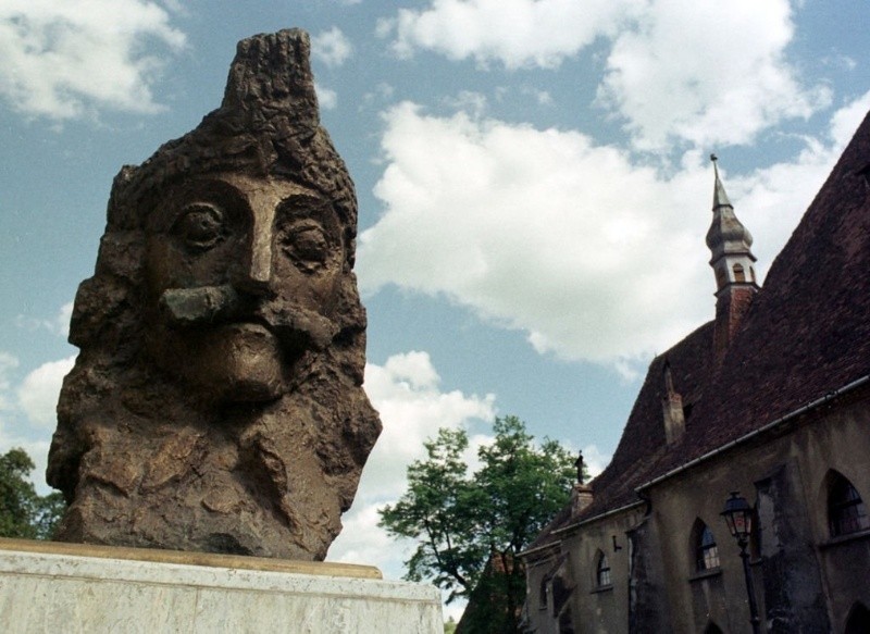 Un busto de Vlad Dracula en Sighisoara, Rumania, el lugar de nacimiento del heroe militar rumano. GETTY IMAGES