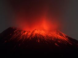 Las imágenes del volcán Popocatépetl son captadas por cámaras cercanas que monitorean constantemente la actividad del coloso. EFE / H. Ríos