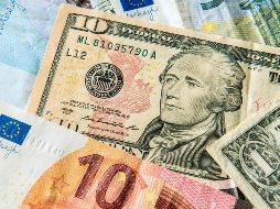 El euro baja 0.4% frente al billete verde, mientras la libra pierde 0.4 por ciento. AFP / ARCHIVO