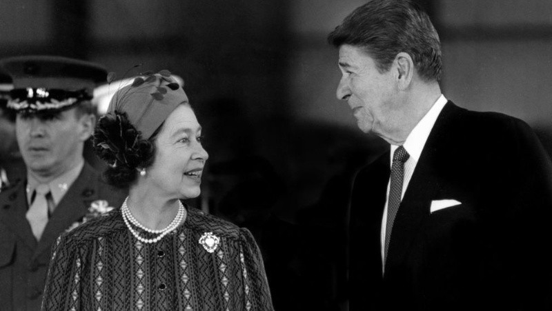 La difunta reina estuvo acompañada por el entonces presidente de los Estados Unidos, Ronald Reagan, en su visita a California. GETTY IMAGES