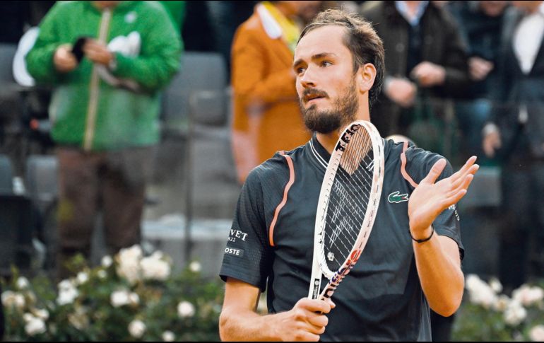 Medvedev no ha pasado más allá de los cuartos de final en Roland Garros, pero ahora el título en Roma le da confianza para afrontar el torneo. AFP/T. Fabi