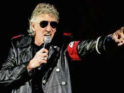 El músico Roger Waters, vistió un abrigo negro y un brazalete rojo durante un concierto. EFE