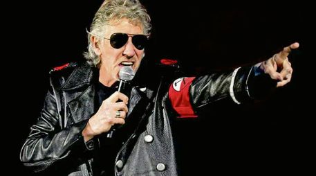 El músico Roger Waters, vistió un abrigo negro y un brazalete rojo durante un concierto. EFE