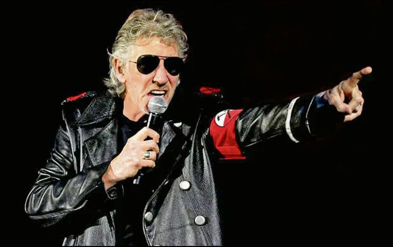 El músico Roger Waters, vistió un abrigo negro y un brazalete rojo durante un concierto. EFE