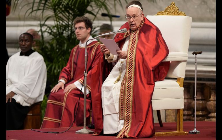 Tras superar un cuadro de fiebre, y ataviado de rojo como indica la fecha, el Papa Francisco celebró la misa de Pentecostés. AP/A. Medichini