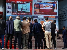 Varios turcos observan en pantallas el conteo de los votos en tiempo real de las elecciones. EFE/S. Suna