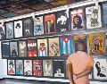 Reproducciones de los carteles cinematográficos tapizan desde hace años las paredes y el techo del vestíbulo de la sede el Icaic, en La Habana. EFE
