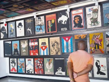 Reproducciones de los carteles cinematográficos tapizan desde hace años las paredes y el techo del vestíbulo de la sede el Icaic, en La Habana. EFE