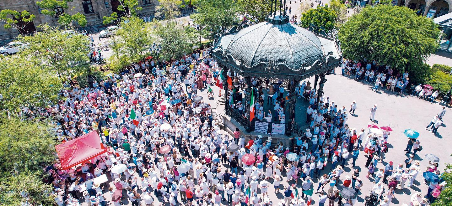 Los tapatíos que acudieron al Centro para manifestar su respaldo a la Suprema Corte de Justicia de la Nación estuvieron en la Plaza de Armas. EL INFORMADOR/ A. Navarro