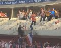 Las acciones se salieron de control justo como ocurre en uno de los videos grabados dentro del Estadio AKRON. ESPECIAL