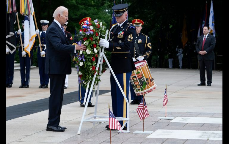 Joe Biden contempló la corona de flores, adornada con un moño de color rojo, blanco y azul, luego bajó la cabeza y comenzó a orar. AP/S. Walsh