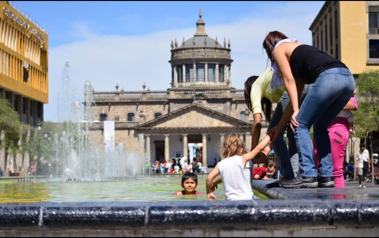 Durante la temporada de calor, las autoridades informan sobre los riesgos y daños a la salud que podrían presentarse por temperaturas extremas y sus medidas de prevención. EL INFORMADOR / ARCHIVO