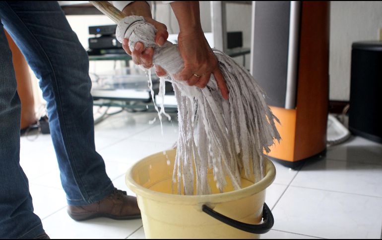 Las personas con frecuencia mezclan cloro con otros productos pensando que su casa quedará más limpia, pero es un error. EL INFORMADOR / ARCHIVO