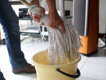 Las personas con frecuencia mezclan cloro con otros productos pensando que su casa quedará más limpia, pero es un error. EL INFORMADOR / ARCHIVO