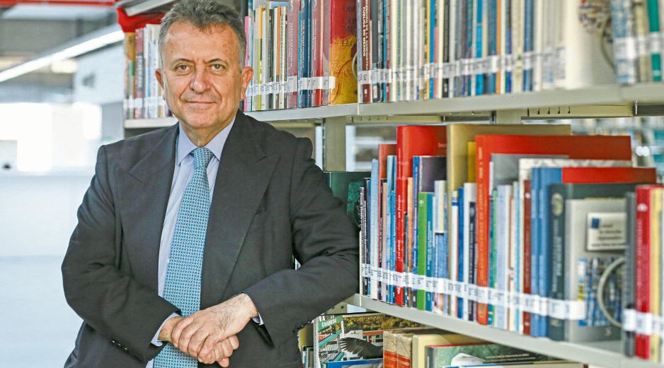Carlos García de Alba Zepeda posa junto al acervo que donó a la Biblioteca Pública del Estado “Juan José Arreola”. EL INFORMADOR/ C. Zepeda