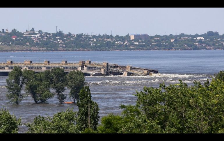 La represa de Kajovka sufrió daños severos y terminó por colapsar el 6 de junio. REUTERS