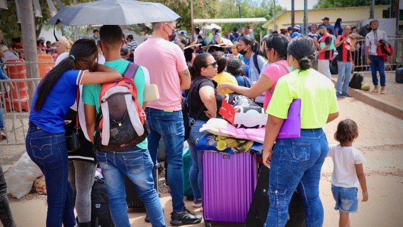 Migrantes venezolanos hacen fila para trámites migratorios en Pacaraima, una ciudad en el norte de Brasil que se encuentra justo al otro lado de la frontera con Venezuela. Gema Cortés/OIM 2023