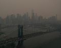 Los neoyorkinos se despertaron en medio de una bruma causada por el humo de los incendios en Canadá. EFE