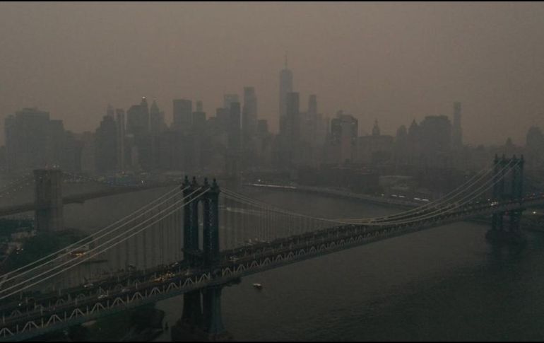 Los neoyorkinos se despertaron en medio de una bruma causada por el humo de los incendios en Canadá. EFE