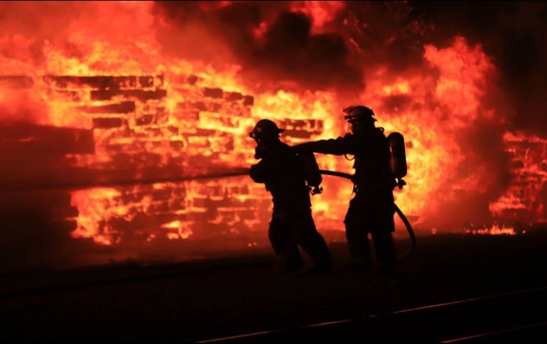 El fuego es atendido por Bomberos de Guadalajara con apoyo de miembros de Bomberos de Tlaquepaque. ESPECIAL