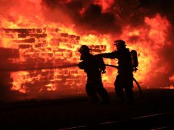 El fuego es atendido por 30 elementos de Bomberos de Guadalajara con apoyo de Bomberos de Tlaquepaque. ESPECIAL