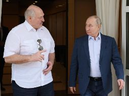 El Grupo Wagner hizo el anuncio después de que el servicio de prensa del presidente de Bielorrusia, Alexandr Lukashneko (I), afirmara que había mediado entre Moscú y Prigozhin, con la venia de Vladímir Putin (D). AP / ARCHIVO
