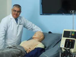 El doctor Raymundo Hernández, coordinador académico de la carrera de Medicina, en el área de simulación médica de la universidad. EL INFORMADOR/C. Zepeda