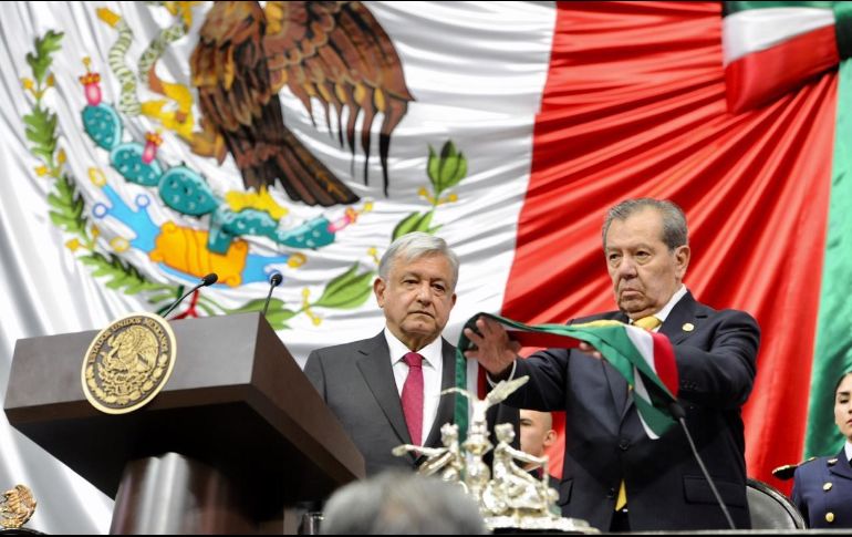 Muñoz Ledo fue quien entregó la banda presidencial a Andrés Manuel López Obrador. ESPECIAL