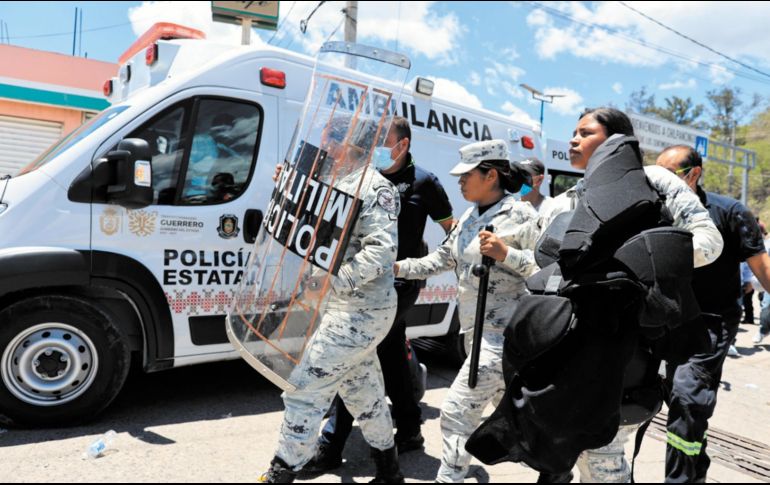 Los servidores públicos retenidos, entre ellos miembros de la Guardia Nacional, fueron liberados tras un acuerdo con los manifestantes. EFE