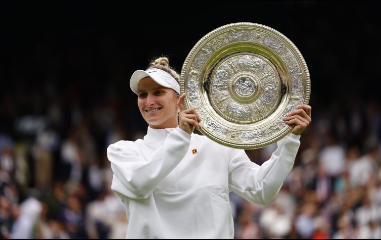 Este es el primer Grand Slam de Markéta Vondroušová, tras perder la final de Roland Garros 2019, cuando aún era una adolescente. EFE / T. Akmen