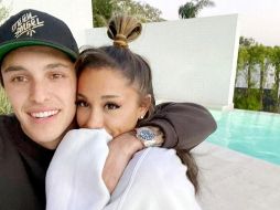 Ariana Grande junto a su esposo, Dalton Gomez. ESPECIAL/Instagram