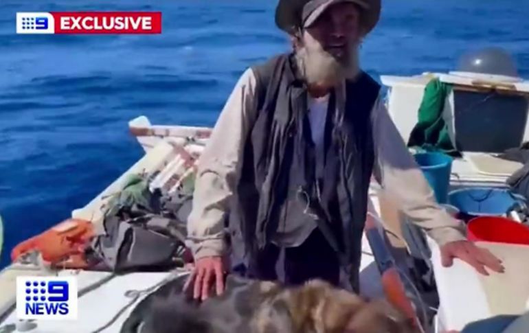 El marinero y su mascota fueron rescatados con vida tras sobrevivir durante más de dos meses a la deriva en aguas del Pacífico a base de alimentarse de pescado crudo y beber agua de lluvia. ESPECIAL 