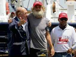 El marinero australiano Tim Shaddock (segundo a la izquierda) posa para una foto después de llegar al puerto de Manzanillo. AFP