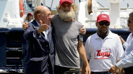 El marinero australiano Tim Shaddock (segundo a la izquierda) posa para una foto después de llegar al puerto de Manzanillo. AFP