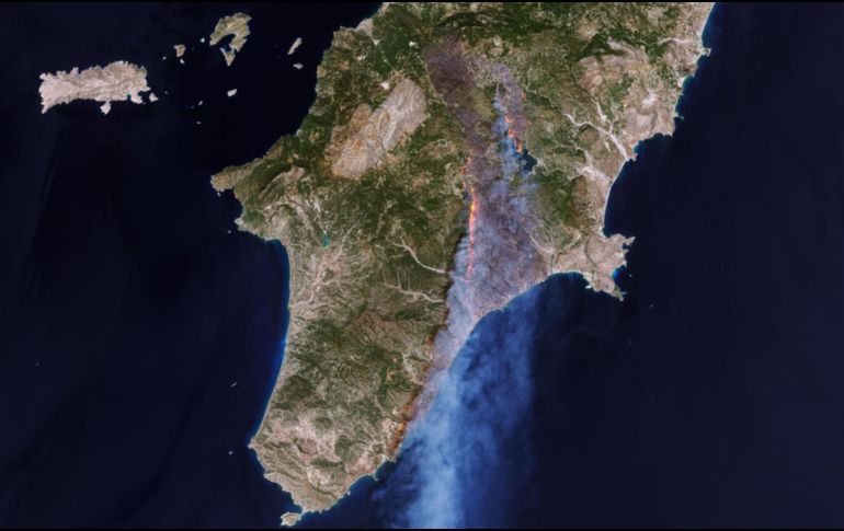 Los incendios que arrasan la isla griega de Rodas, fotografiados por un satélite de la misión Copernicus Sentinel-2, de la Agencia Espacial Europea (ESA). EFE/Copernicus Sentinel/ ESA