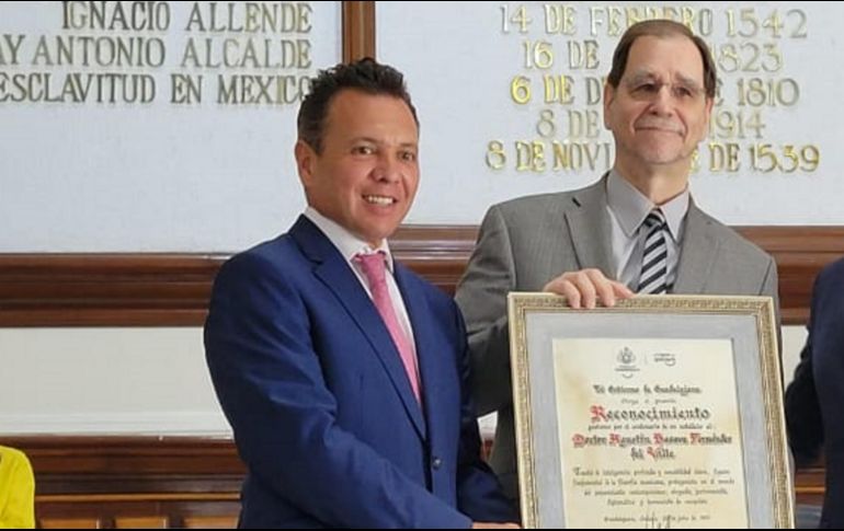 El alcalde de Guadalajara, Pablo Lemus, resaltó la trayectoria del escritor tapatío y recordó que fue catedrático, diplomático a la par de sus obras traducidas en varios idiomas. ESPECIAL