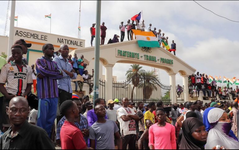 Manifestantes en la entrada de la Asamblea Nacional muestran su apoyo a la junta militar que depuso al presidente democráticamente electo Mohamed Bazoum. EFE/I. Djibo