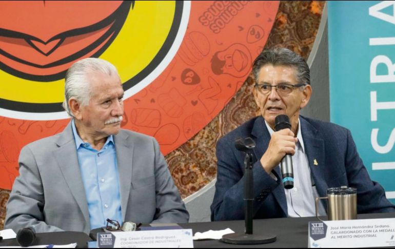 El galardonado (a la derecha) estuvo acompañado de César Castro, líder del CCIJ. ESPECIAL